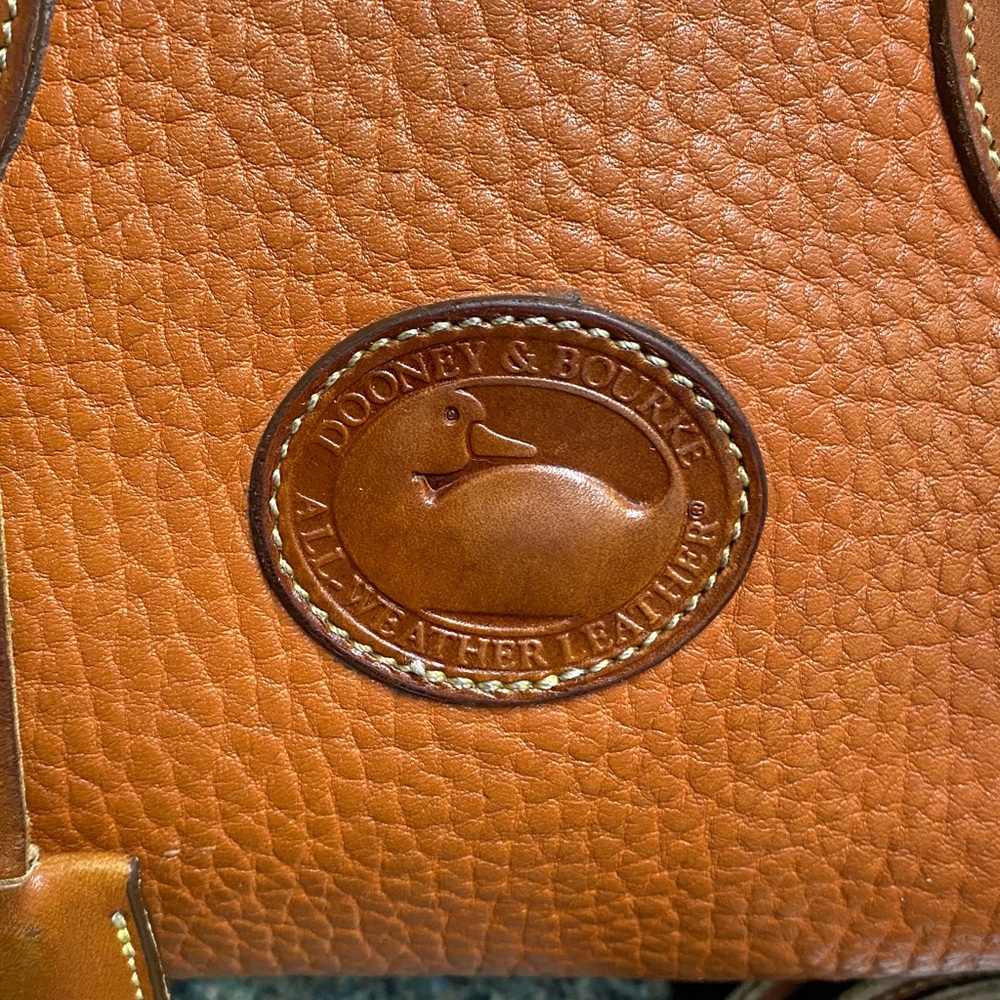 Dooney & Bourke AWL British Tan Gladstone, lock, keys, hangtag, strap USA 🇺🇸 - Picture 3 of 16